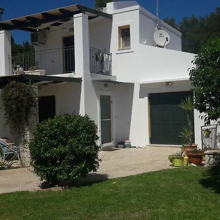 Place In The Sun Villa, 빌라 고우비아